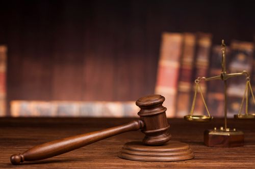 Foto: Richterhammer und Waage